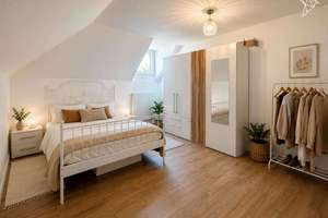 GEPFLEGTE DACHGESCHOSSWOHNUNG MIT ALTBAUFLAIR ✨🏡 140 m² Wohnfläche mit zwei Stellplätzen in Hagen! – Die vollständige Adresse der Immobilie erhältst du vom Anbieter., 58135 Haspe-Ost, Hagen – Vorschaubild 2