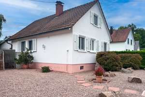 Charmantes Einfamilienhaus mit großem Grundstück und modernem Anbau – Die vollständige Adresse der Immobilie erhältst du vom Anbieter., 79576 Weil am Rhein – Vorschaubild 1