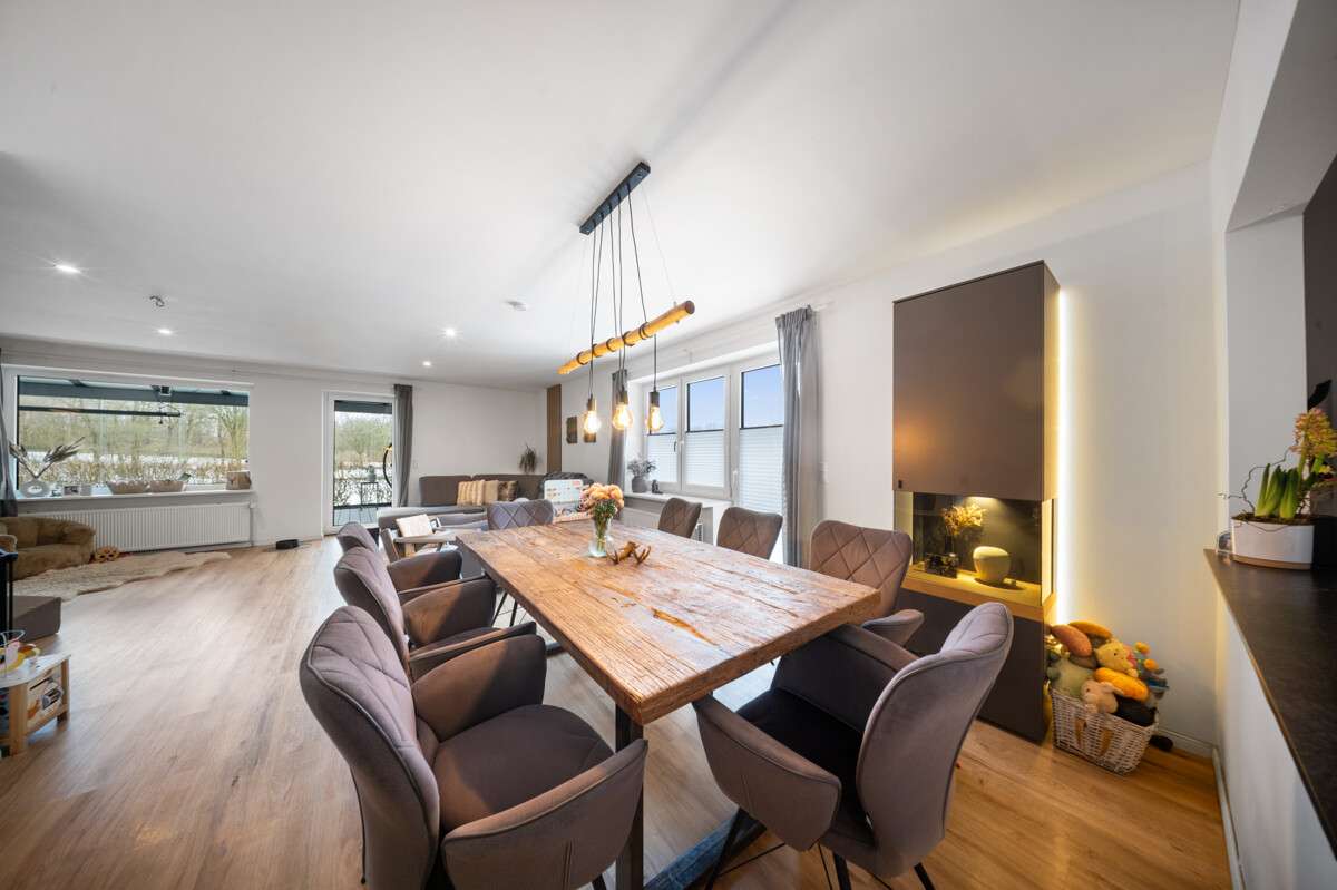 Immobilie in Busdorf - Sanierter Bungalow in Busdorf mit Wintergarten, Kamin und PV-Anlage - Bild 1