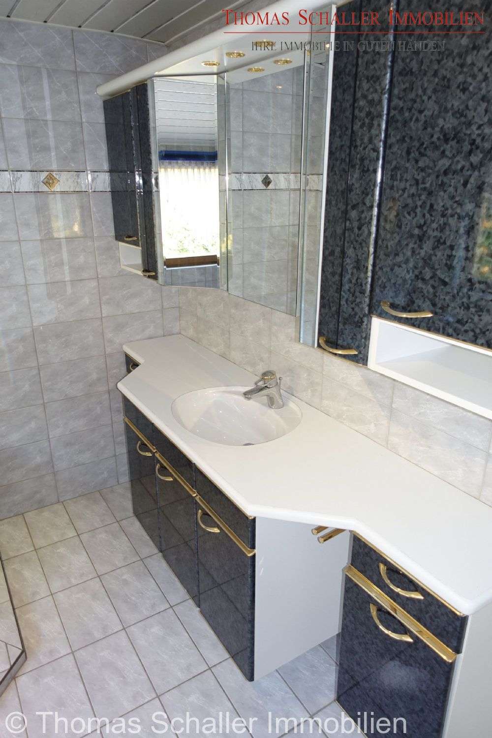 Immobilie in Velburg - Ein-/ Zweifamilienhaus in Hanglage mit Garage, Terrasse, Balkon, Loggia, EBK in Velburg bei Neumarkt - Bild 1