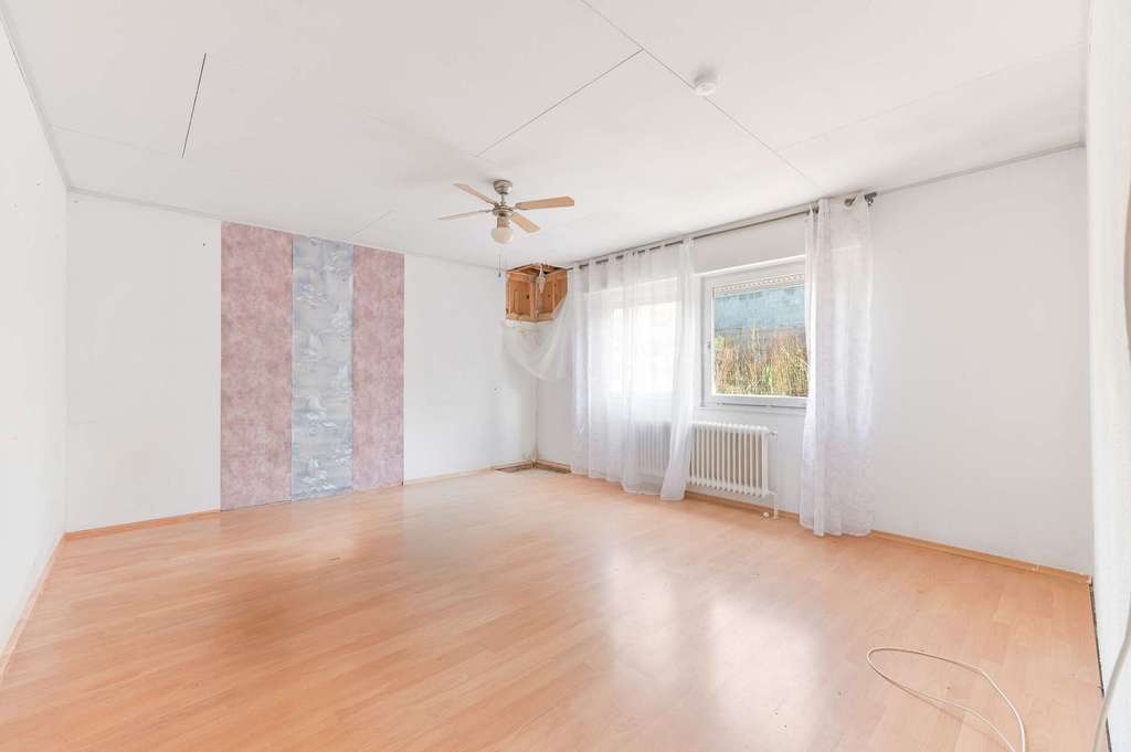 Immobilie in Aidlingen - Einfamilienhaus mit großem Grundstück und viel Potenzial – sanierungsbedürftig - Bild 3