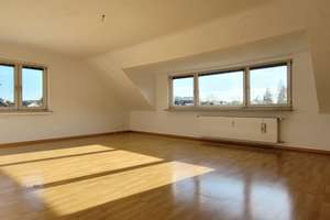 MANNELLA *Zentrale Lage mit Gartennutzung & Garage* Sonnige Dachgeschosswohnung in Troisdorf – Die vollständige Adresse der Immobilie erhältst du vom Anbieter., 53840 Troisdorf – Vorschaubild 3