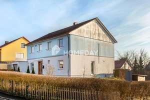 Familienfreundliches Einfamilienhaus mit 7 Zimmern und zwei Garagen in Gaibach
 – Die vollständige Adresse der Immobilie erhältst du vom Anbieter., 97332 Volkach – Vorschaubild 2