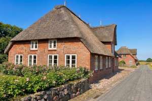 Saniertes Friesenhaus als Teilhaus in geschützter Ortslage – Die vollständige Adresse der Immobilie erhältst du vom Anbieter., 25938 Süderende – Vorschaubild 1