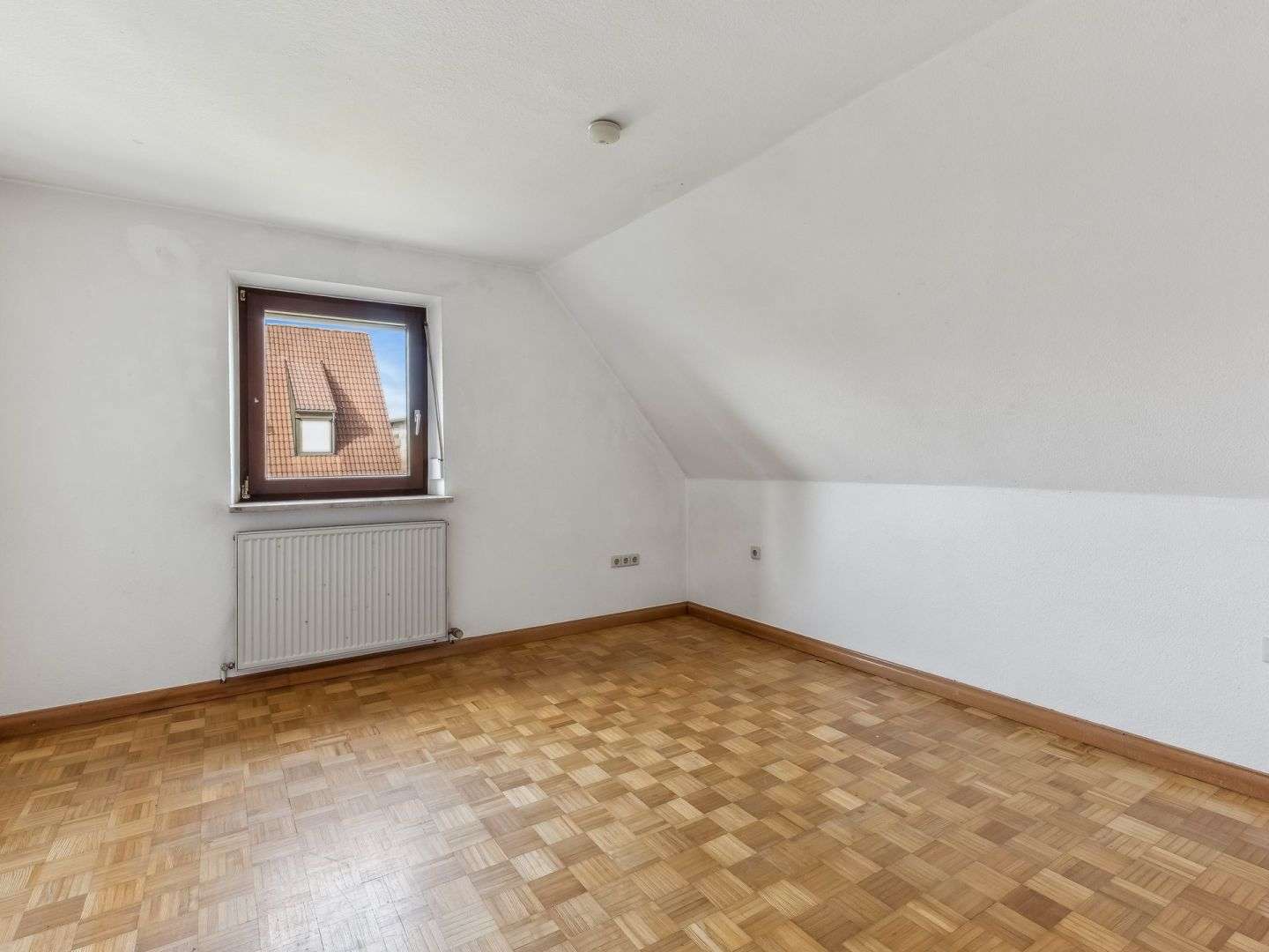 Immobilie in Eichenau - Charmante Doppelhaushälfte mit Renovierungsbedarf auf großzügigem Grundstück in Eichenau - Bild 0