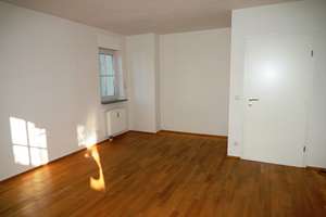 Moderne 2-Zimmer-Maisonette-Gartenwohnung mit zwei Hobbyräumen und großem Garten in Waldtrudering  – Togostraße 4, 81827 Waldtrudering, München – Vorschaubild 2