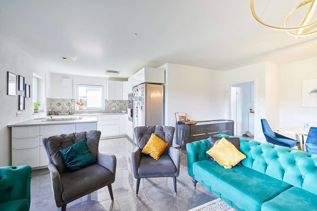 Immobilie in Altenmünster - Hier fühlt man sich wohl! Neuwertige 3-Zimmer-Wohnung mit großem Balkon und und KFZ-Stellplatz - Bild 2