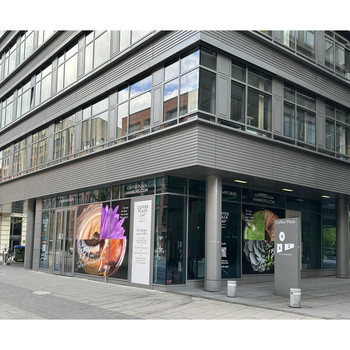 Großzügige Schaufensterfronten in der Hafencity am Coffee Plaza
