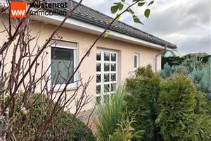 WOHNEN AUF EINER EBENE: WINKELBUNGALOW MIT EINBAUKÜCHE + SONNENTERRASSE + DOPPELCARPORT – Neubrandenburg – Vorschaubild 3
