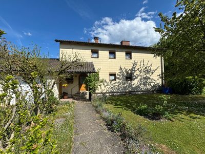 Kapitalanlage– Zweifamilienhaus, vermietet, auf großzügigem Grundstück nahe dem Waging