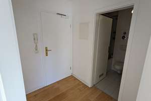 Geschmackvolle DG-Maisonette-Wohnung,offene Galerie mit 2 Zimmern, Balkon und EBK in MÜ-Nymphenburg – Die vollständige Adresse der Immobilie erhältst du vom Anbieter., 80639 Nymphenburg, München – Vorschaubild 9