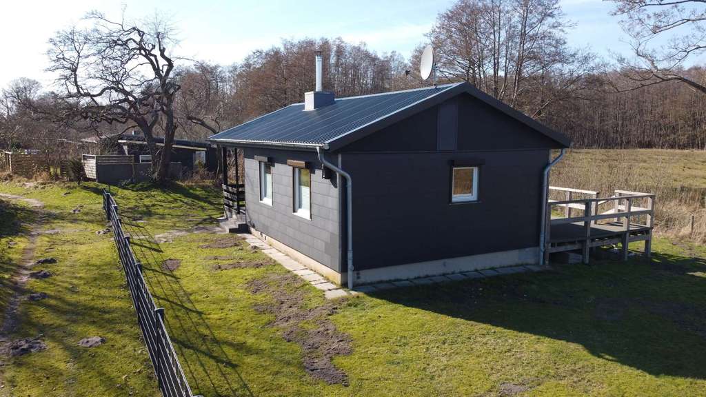 Immobilie in Waabs - Ruhig & strandnah: Saniertes Ferienhaus mit Kaminofen und Terrasse - Bild 1