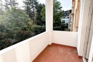 ***Sanierte Etagenwohnung mit Balkon, Venylböden, neuem Wannenbad & Wohnküche***