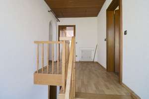 Sehr gepflegtes Einfamilienhaus, 2 Einliegerwohnungen, großes Grundstück und viel Nutzungspotenzial – Die vollständige Adresse der Immobilie erhältst du vom Anbieter., 84149 Velden – Vorschaubild 7