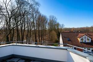 Ganz oben über zwei Ebenen - hell, grün und sonnig