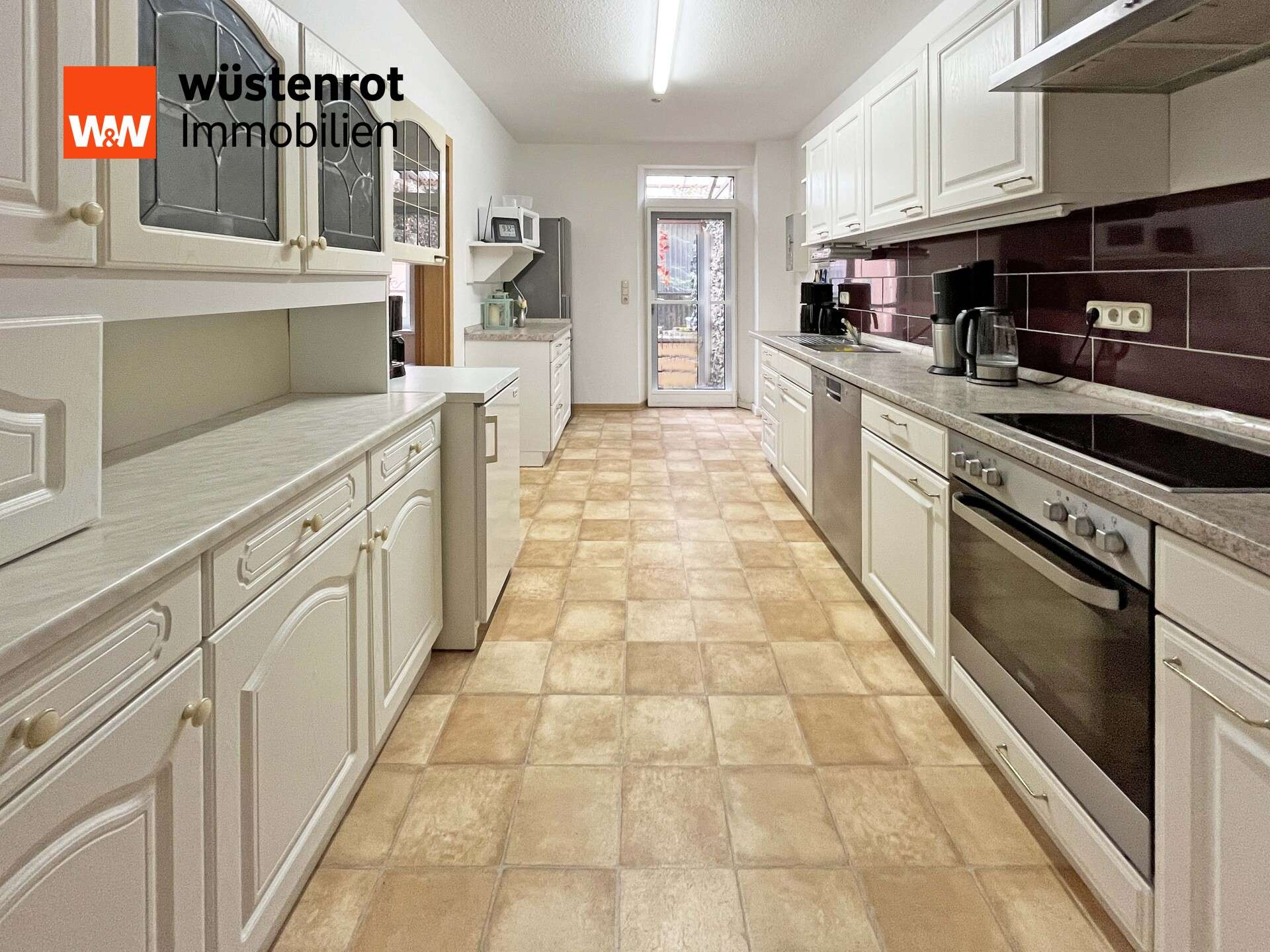 Immobilie in Anklam - WOHNANLAGE MIT EINEM DOPPEL- UND EINEM REIHENDOPPELHAUS + NEBENGEBÄUDE + GARAGE + PHOTOVOLTAIKANLAGE - Bild 0