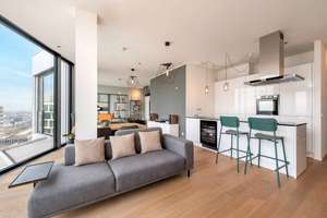 Living at the top: Modernes Stadtdomizil im 14. Stock mit Concierge und Rooftop-Nutzung