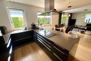 4,5 ZKB mit EBK, 2 Bäder, Terrasse, Garten und TG im Herzen von Wiesbaden!