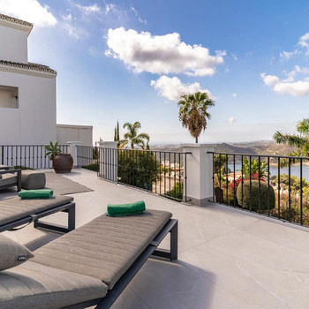 Renovierte Villa mit Panoramablick in exklusiver Wohnanlage