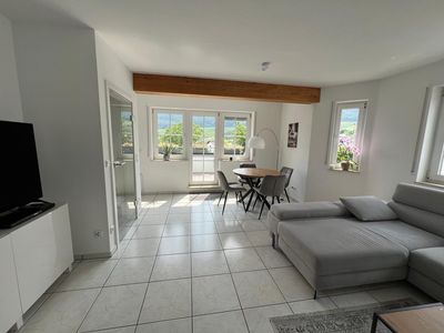 Wohnen mit Charakter: Modernisierte 3-Zimmer-Maisonette-Wohnung in Riol mit herrlichem Ausblick