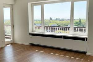 Frisch modernisiertes Wohnglück: 3 Zimmer mit Rundum-Balkon + modernes Bad mit Dusche + Aufzug – Krohstraße 4, 50968 Bayenthal, Köln – Vorschaubild 2