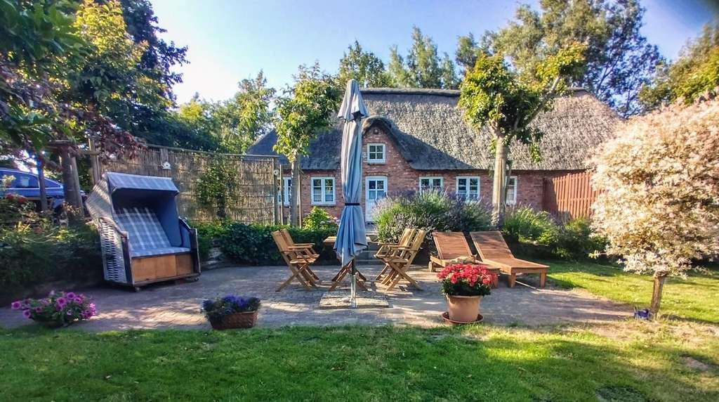 Immobilie in Welt - Reetlandhaus mit Weitblick: Nachhaltiges Idyll (A+) auf 3443 m² nahe SPO - Bild 0