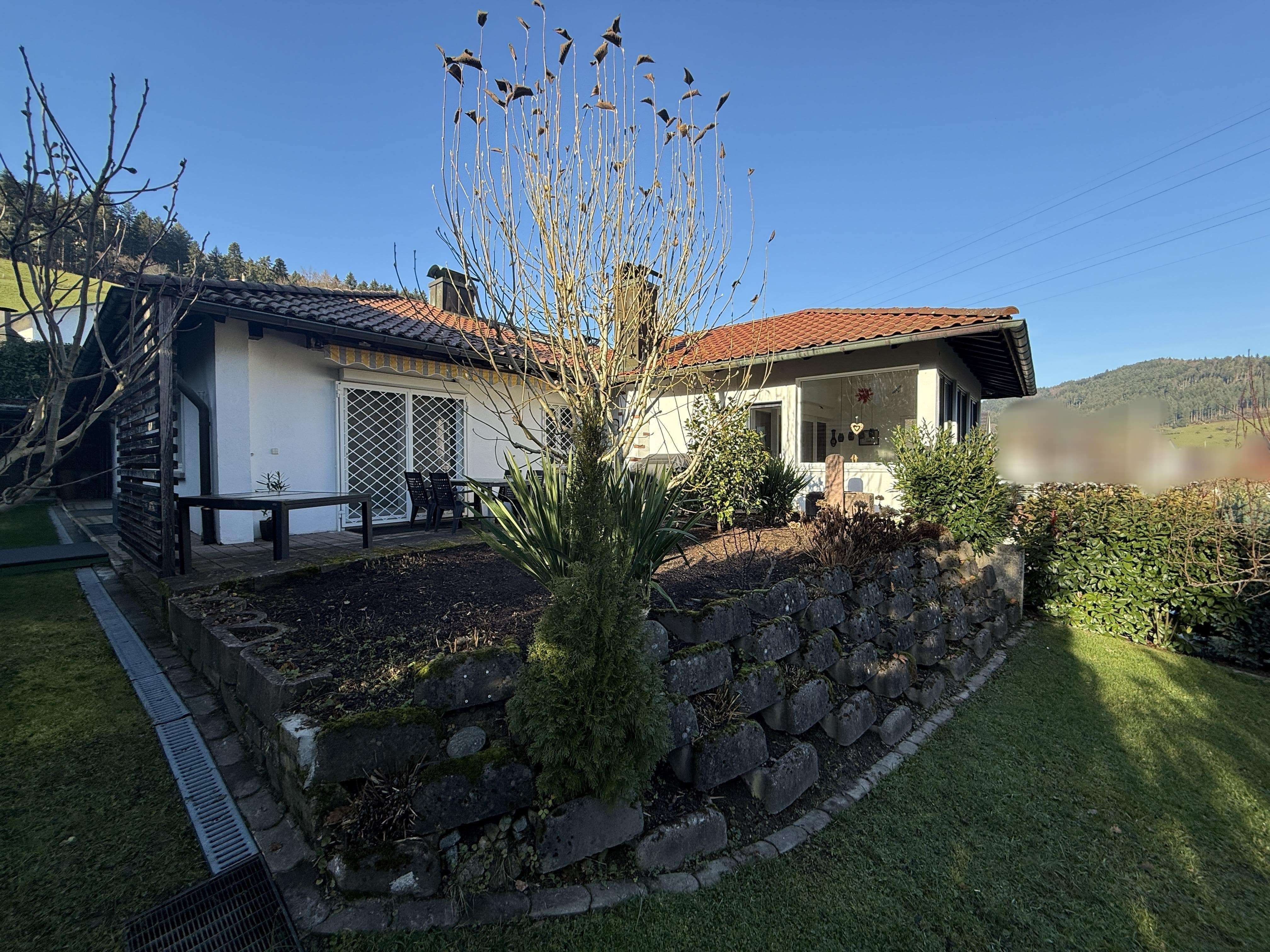 Immobilie in Fischerbach - Attraktives Wohnidyll: Einfamilienhaus mit Wintergarten & Einliegerwohnung in Haslach i.K. - Bild 2