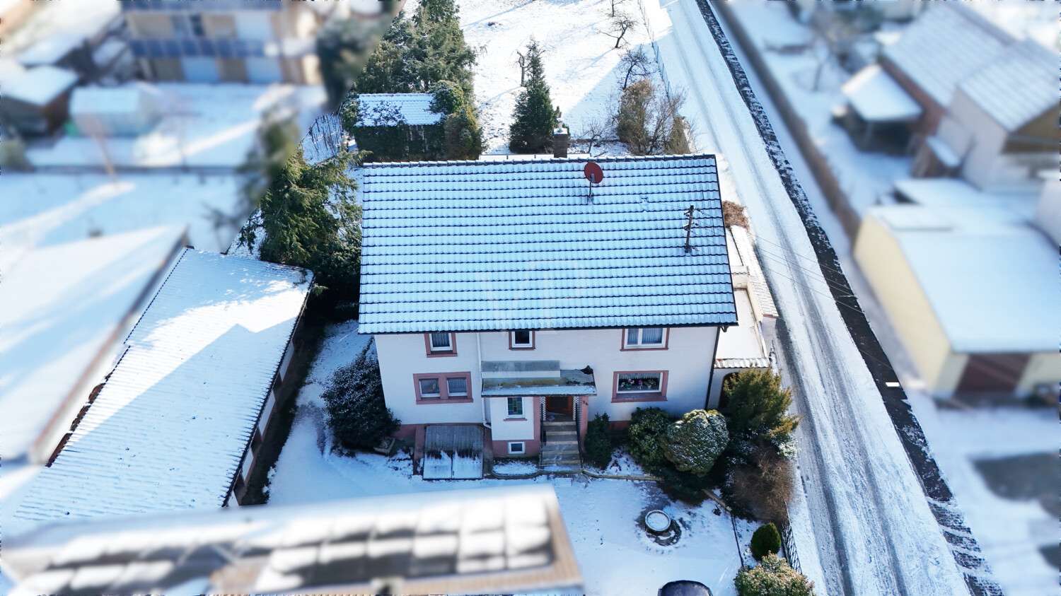 Großzügiges Baugrundstück mit Garage und Altbestand, Main Tauber Kreis – Bild 2