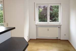 **Lichtdurchflutete 2-Zimmer-Wohnung mit Süd-/West-Balkon in München-Waldtrudering** – Kloster-Innichen-Strasse *, 81827 Waldtrudering, München – Vorschaubild 3