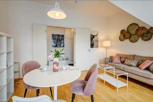 Möbliert: Wunderschöne Dachgeschosswohnung in Schwabing – Die vollständige Adresse der Immobilie erhältst du vom Anbieter., 80805 Neufreimann, München – Vorschaubild 1