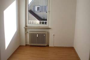 Zentral gelegene, helle 3-Zi.-Whg mit gartenseitigem Süd-Balkon – Nikolaus-Rüdinger-Straße 20, 80999 Untermenzing, München – Vorschaubild 4