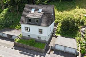 NEU: Zweifamilienhaus mit 6 Garagen in ruhiger Lage von Altena zu verkaufen!!! – Die vollständige Adresse der Immobilie erhältst du vom Anbieter., 58762 Altena – Vorschaubild 1