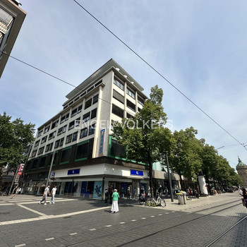 DIREKT AUF DEN PLANKEN: GUT GESCHNITTENE PRAXISFLÄCHE