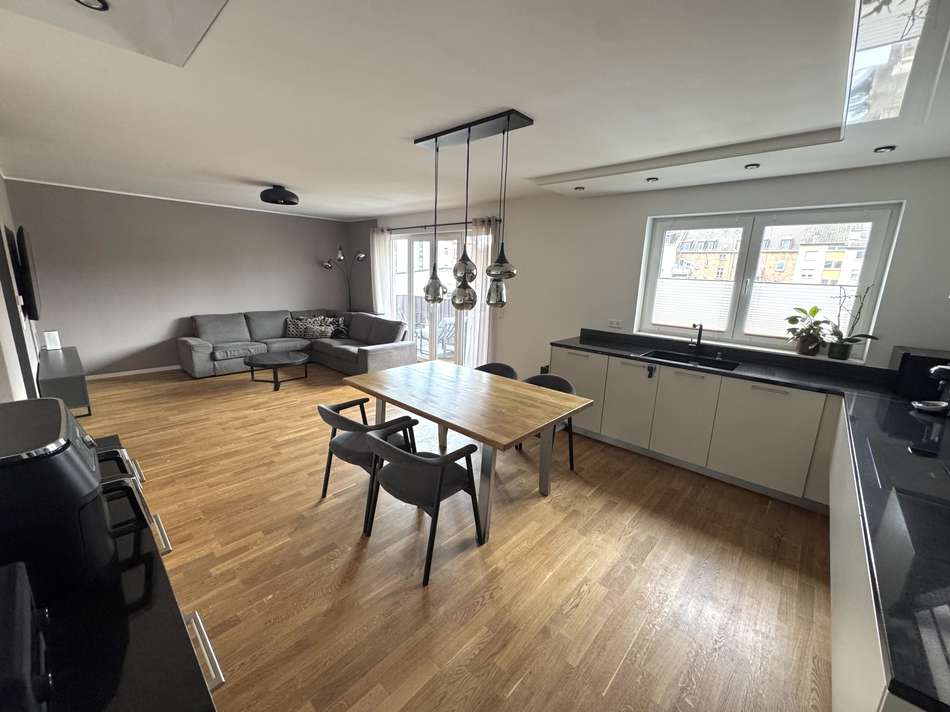 Lichtdurchfluteter Essbereich