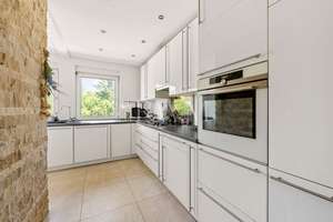 Hochwertig renovierte 5,5-Zimmer-Wohnung mit Balkon in grüner Umgebung (Stuttgart-Zuffenhausen) – 70439 Zuffenhausen-Frauensteg, Stuttgart – Vorschaubild 1
