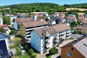 Wohnen mit Weitblick – gepflegte Dachgeschosswohnung mit Balkon, Stellplatz & niedrigem Hausgeld