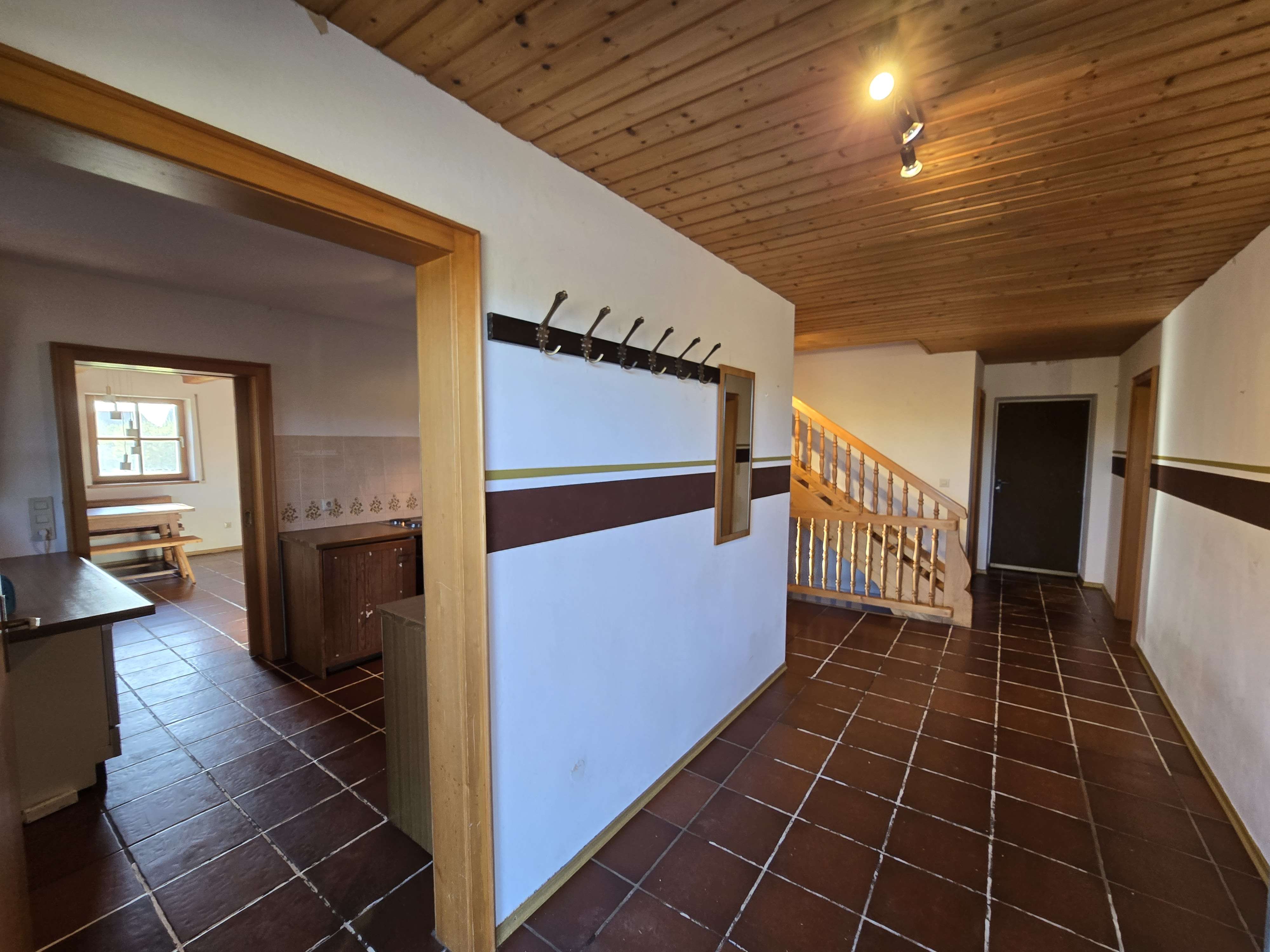 Immobilie in Tann - ... Seltene Gelegenheit - beziehbares Sacherl mit rd. 2ha Grund in ruhiger Alleinlage ... - Bild 1