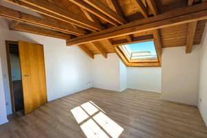 Loftige, helle 2-Zimmer-Dachgeschosswohnung mit besonderem Charme – Die vollständige Adresse der Immobilie erhältst du vom Anbieter., 85659 Forstern – Vorschaubild 2