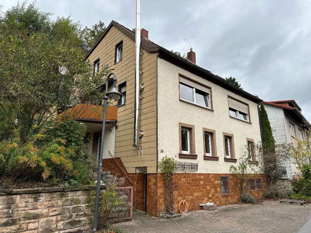 Immobilie in Waldfischbach-Burgalben - +++ Für Handwerker im Ortszentrum: Geräumiges 2-3 Familienhaus mit Balkon, überdachtem Freisitz, Garten und 2 Garagen in ruhiger Seitenstraße+++ - Bild 1