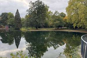 Wohnkomfort am Volksgarten -  Lichtverwöhnte Dachwohnung mit großzügigem Grundriss *Balkon*Garage*