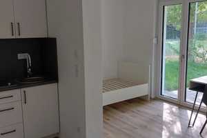 Wohnen am Bach - 1 Zi-Terrassenwohnung, BJ 2023, EBK, teilmöbliert – Höchstetterstraße 20a, 86154 Augsburg – Vorschaubild 1