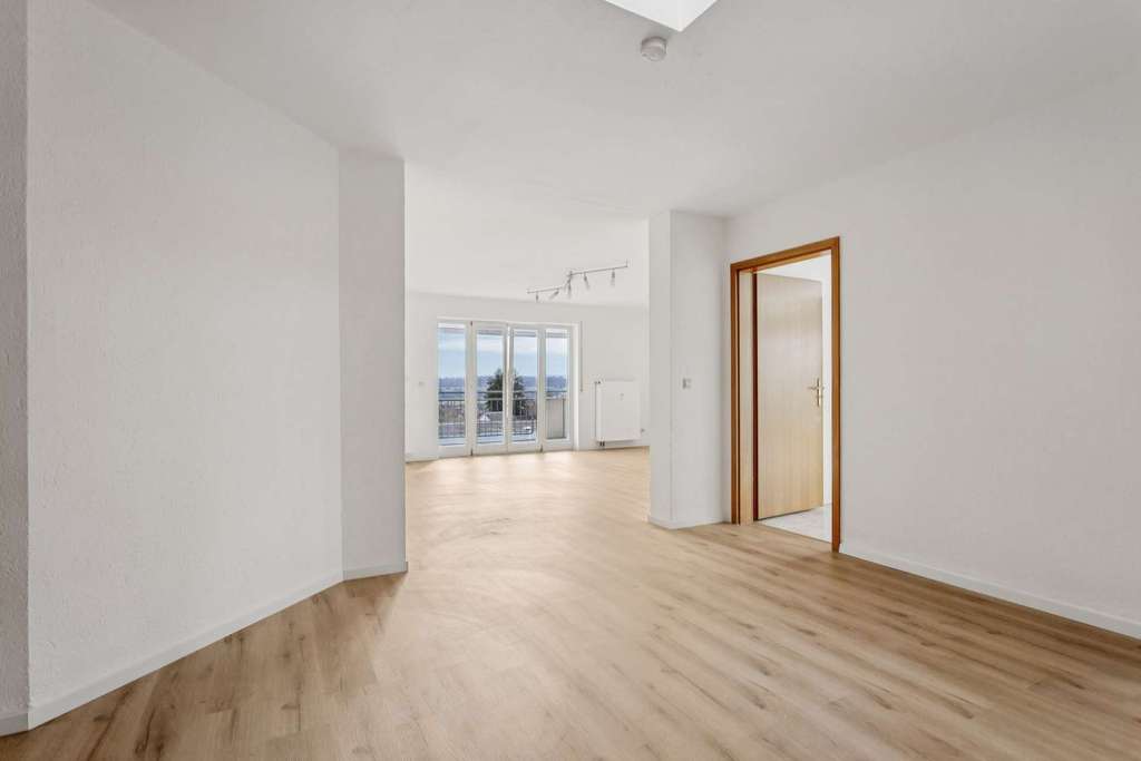 Immobilie in Gailingen am Hochrhein - Sonnendurchflutete DG-Wohnung mit Weitblick, 2 Balkonen & Garage in Grenznähe - Bild 1