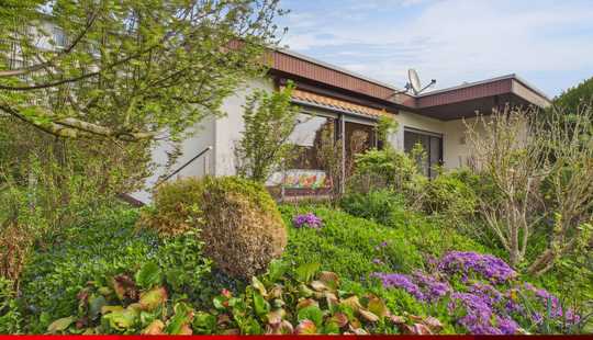Bild von Usingen: Einfamilienhaus mit vermietetem Anbau!
