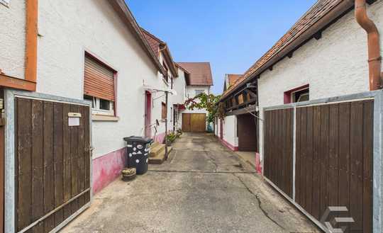 Zweifamilienhaus mit großem Grundstück, Garage und zusätzlichem Bauplatz für Ihre Wohnträume