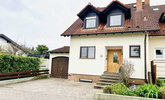 geräumige Doppelhaushälfte mit Terrasse, Garten und Garage
