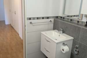 Provisionsfreie, helle 3-Zimmer-Dachgeschosswohnung mit verglaster Loggia, Blick ins Grüne & Aufzug – Kinzigstrasse 8, 38120 Weststadt, Braunschweig – Vorschaubild 8