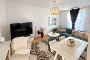 Stilvolle 2-Zimmer-Wohnung mit Einbauküche, Aufzug und Tiefgaragenstellplatz in zentraler Lage na...