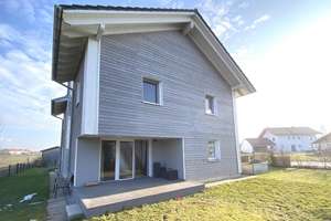 Miete auf Zeit: Hochwertiges Einfamilienhaus mit Einliegerwohnung und tollem Garten in Eiselfing – Die vollständige Adresse der Immobilie erhältst du vom Anbieter., 83549 Eiselfing – Vorschaubild 2