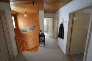 Platz für die Familie: 6 Zimmer, ausgebauter Dachbereich, Vollkeller und 3 Garagen – Die vollständige Adresse der Immobilie erhältst du vom Anbieter., 73431 östliche Bahnlinie, Aalen – Vorschaubild 4