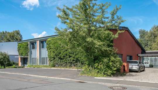 Bild von Haus mit 2 (oder 3) Wohnungen, Halle & Büros, zum Wohnen & Arbeiten o. vermieten, Pool & Gartensauna